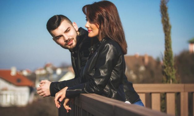 Tanda Pasangan ‘Love Bombing’ Di Aplikasi Kencan