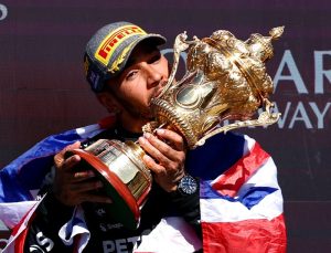 Respon Lewis Hamilton: Bingung Performa "Terrible" Mercedes