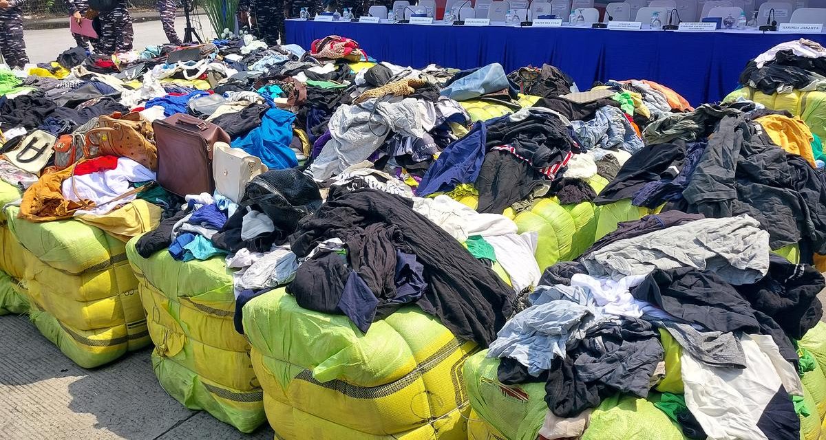Bea Cukai Tanjung Priok Tahan 150 Kontainer Baju Bekas Ilegal
