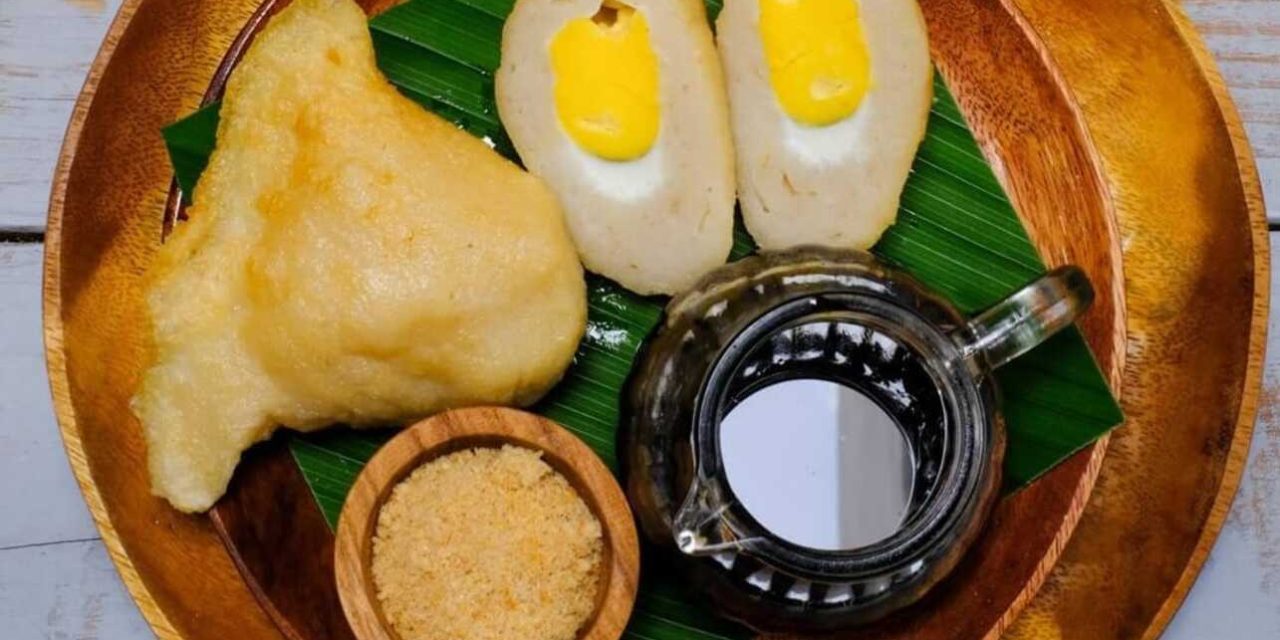 Pempek Palembang Kapal Selam: Cuko Pedas-Asam Menjadi Jiwa
