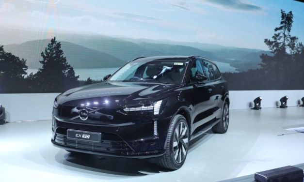 Volvo EX90 Raih Penghargaan Mobil Paling Aman 2026