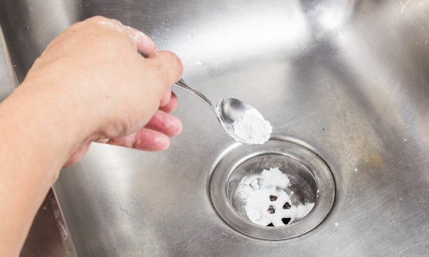 Solusi Wastafel Tersumbat Dengan Soda Kue Dan Air Panas