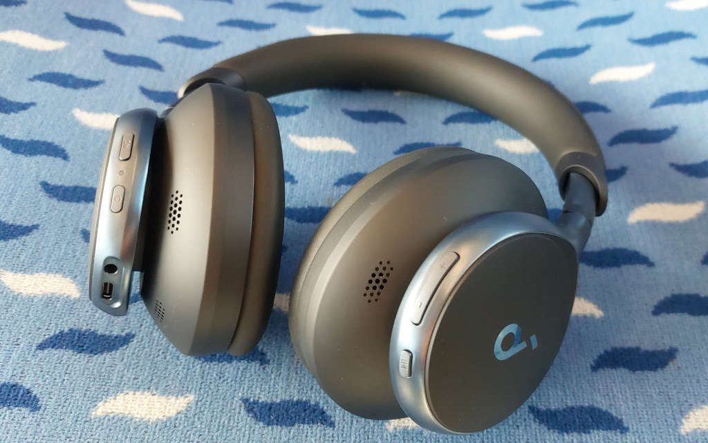 Anker Soundcore Space One Pro Laris Berkat Desain Lipat Tiga
