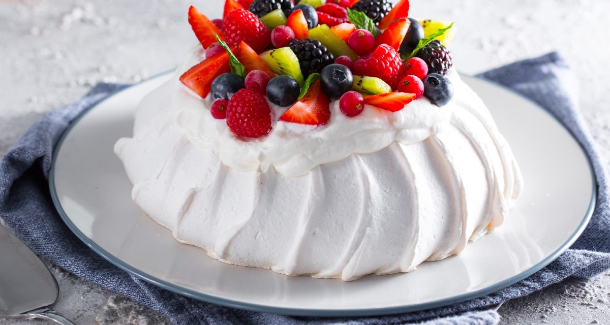 Kelezatan Kue Meringue Pavlova Yang Cantik Dan Lembut