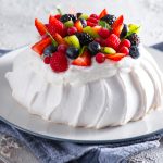 Kelezatan Kue Meringue Pavlova Yang Cantik Dan Lembut
