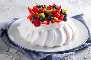 Kelezatan Kue Meringue Pavlova Yang Cantik Dan Lembut