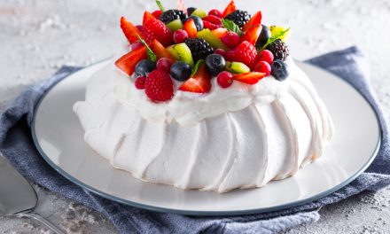 Kelezatan Kue Meringue Pavlova Yang Cantik Dan Lembut