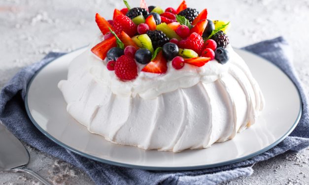 Kelezatan Kue Meringue Pavlova Yang Cantik Dan Lembut
