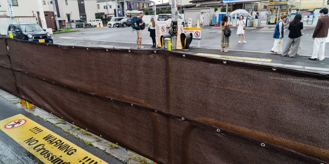 Tokyo Pasang Pagar 2,5 Meter Di Depan Lawson Fuji