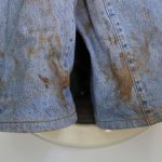 Tips Hilangkan Lumpur Kering Di Jins Agar Serat Kain Terjaga