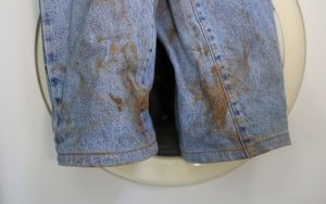 Tips Hilangkan Lumpur Kering Di Jins Agar Serat Kain Terjaga