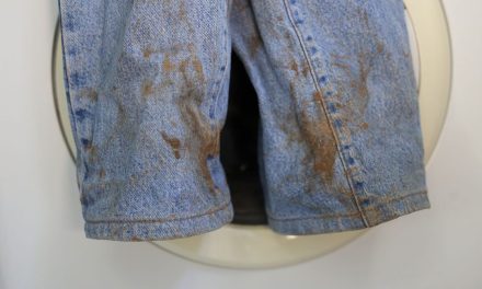 Tips Hilangkan Lumpur Kering Di Jins Agar Serat Kain Terjaga