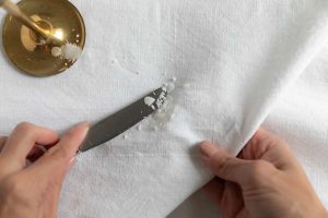Tips Membersihkan Tetesan Lilin Pada Kain Pakai Kertas Koran