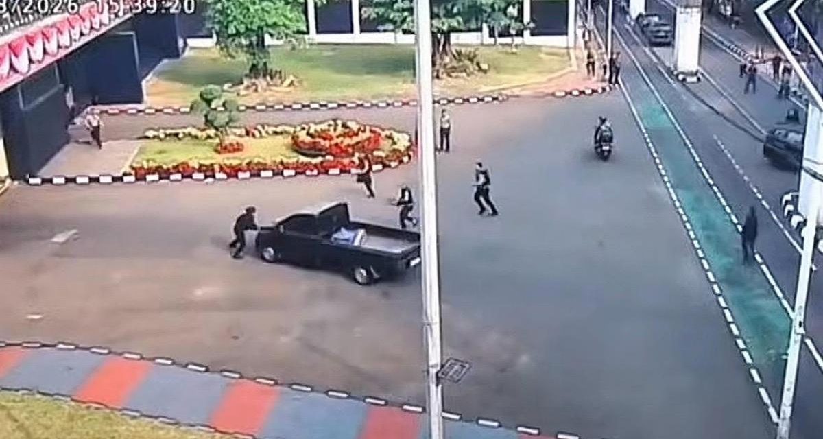 Pengemudi Mabuk Tabrak Gerbang DPR Di Amankan Polisi