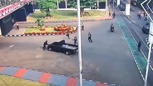 Pengemudi Mabuk Tabrak Gerbang DPR Di Amankan Polisi