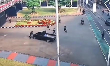 Pengemudi Mabuk Tabrak Gerbang DPR Di Amankan Polisi