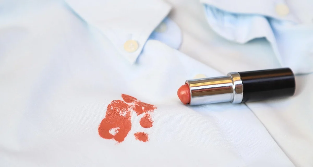 Trik Hilangkan Noda Lipstik Di Baju Putih Pakai Alkohol Dan Kapas