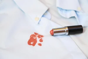 Trik Hilangkan Noda Lipstik Di Baju Putih Pakai Alkohol Dan Kapas