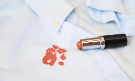 Trik Hilangkan Noda Lipstik Di Baju Putih Pakai Alkohol Dan Kapas