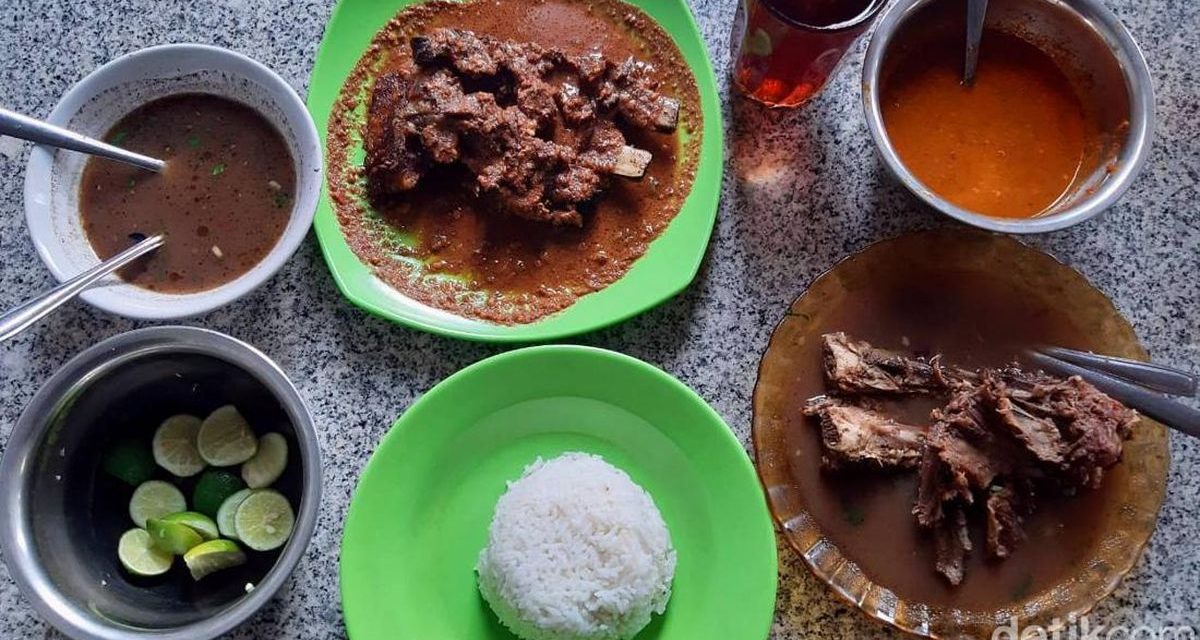 Menjajal Sup Konro Bakar Makassar: Iga Jumbo Bumbu Kacang