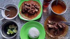 Menjajal Sup Konro Bakar Makassar: Iga Jumbo Bumbu Kacang