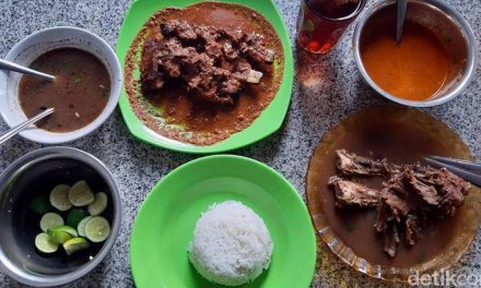 Menjajal Sup Konro Bakar Makassar: Iga Jumbo Bumbu Kacang