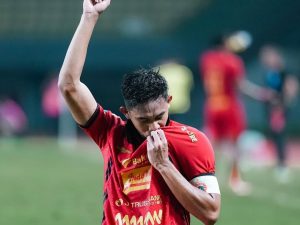 Rizky Ridho Potong Umpan Silang Musuh Sepanjang Laga
