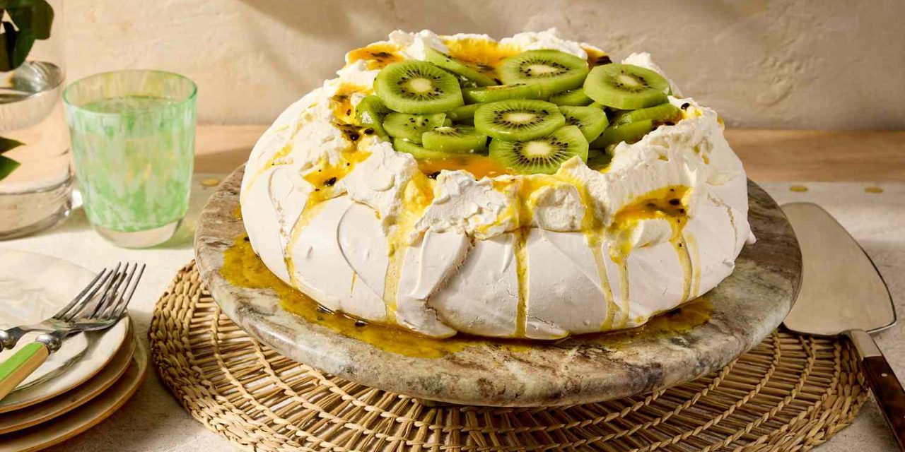Sensasi Pavlova Renyah Di Luar Dan Lembut Seperti Marshmallow