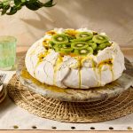 Sensasi Pavlova Renyah Di Luar Dan Lembut Seperti Marshmallow