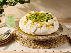 Sensasi Pavlova Renyah Di Luar Dan Lembut Seperti Marshmallow
