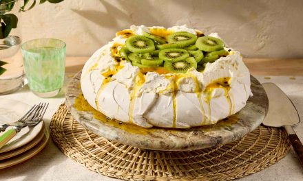Sensasi Pavlova Renyah Di Luar Dan Lembut Seperti Marshmallow