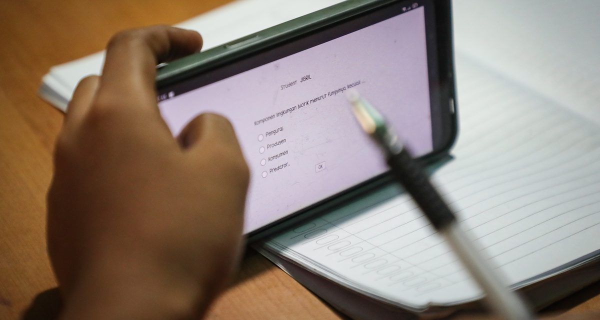 Uji Coba Larangan Ponsel Pintar Di Madrasah Dan SMP