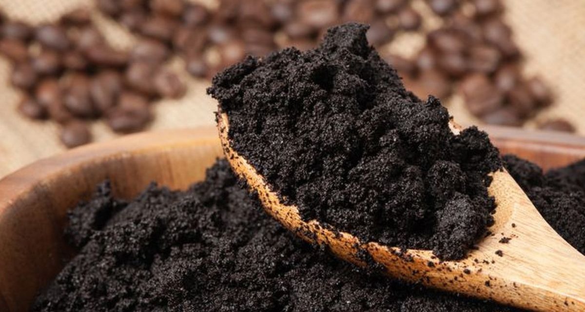 Trik Sulap Ampas Kopi Hitam Bekas Jadi Pembersih Wastafel
