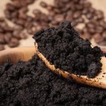 Trik Sulap Ampas Kopi Hitam Bekas Jadi Pembersih Wastafel