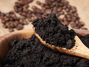 Trik Sulap Ampas Kopi Hitam Bekas Jadi Pembersih Wastafel