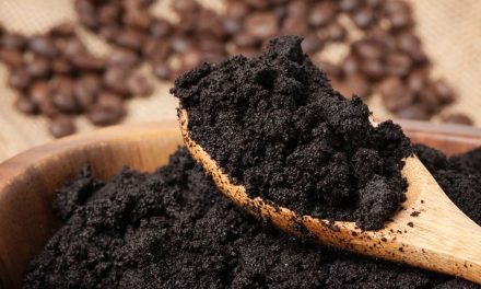 Trik Sulap Ampas Kopi Hitam Bekas Jadi Pembersih Wastafel