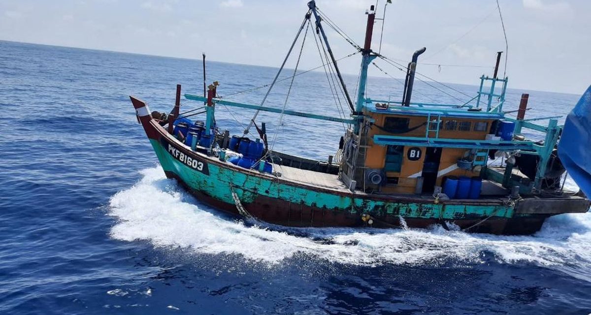 Kapal Pengawas PSDKP Sergap Kapal Ikan Ilegal Tanpa Dokumen
