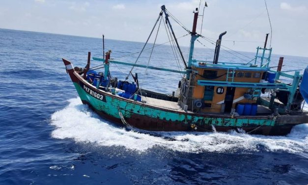 Kapal Pengawas PSDKP Sergap Kapal Ikan Ilegal Tanpa Dokumen